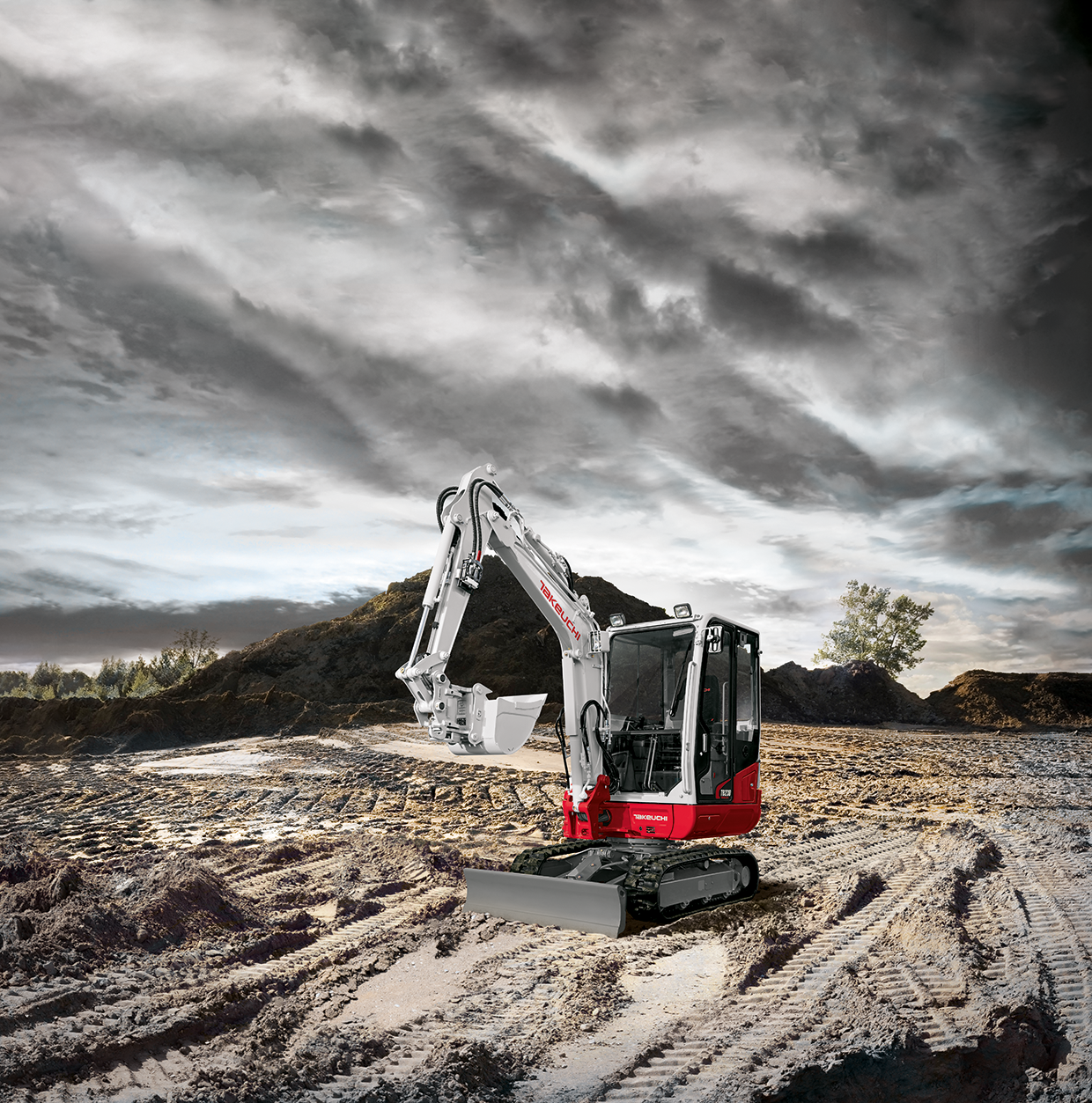 Ein rot weißer Bagger vor dunklen Wolken, im Hintergrund Erdhaufen