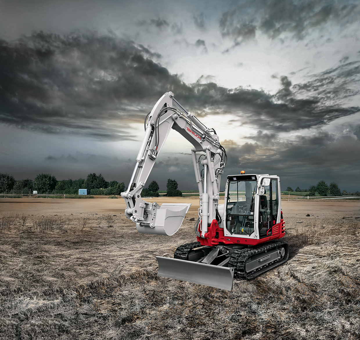 Ein rot weißer Bagger vor dunklen Wolken, im Hintergrund Bäume